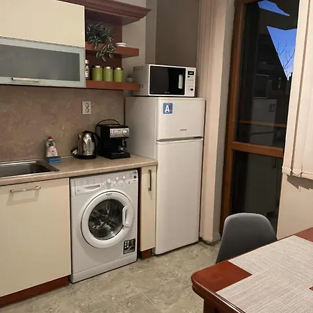 Heart Of - 2 Bedrooms, Private Garage Daire