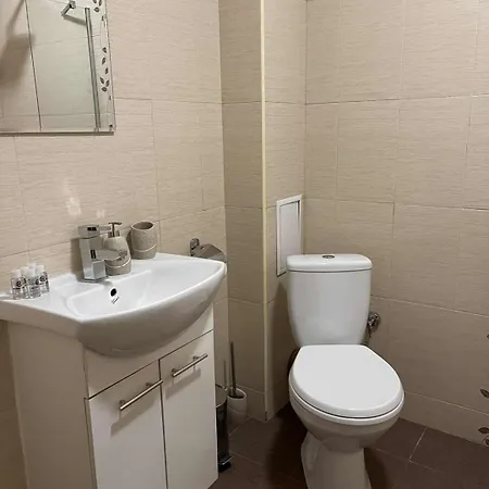 Apartment Heart Of - 2 Bedrooms, Private Garage *