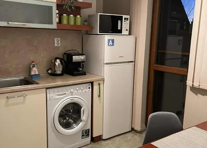 Heart Of - 2 Bedrooms, Private Garage Daire