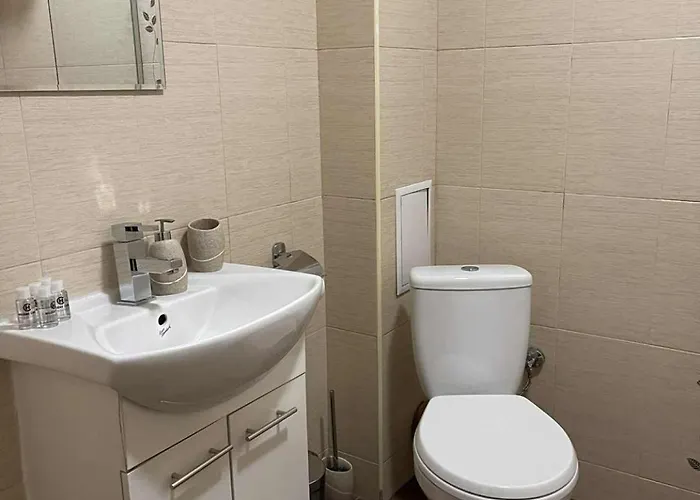 Daire Heart Of - 2 Bedrooms, Private Garage *